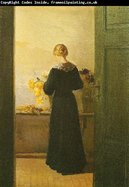 Anna Ancher en ung pige ordner blomster