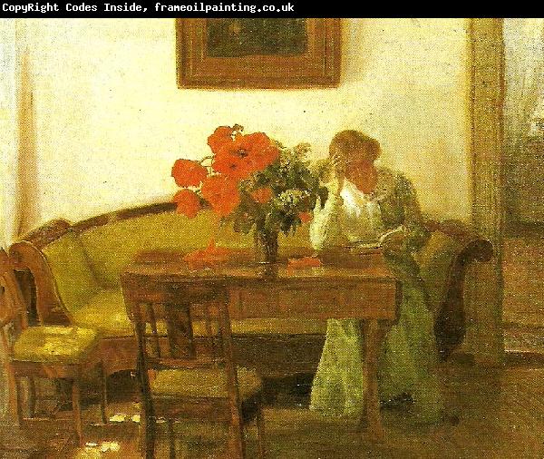 Anna Ancher valmuer pa et bord foran en lasende dame