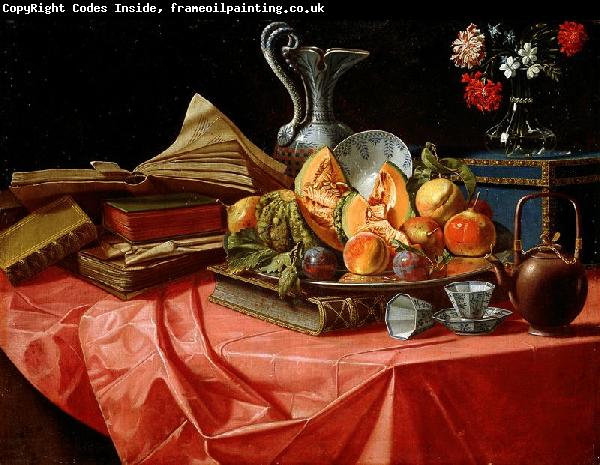 Cristoforo Munari vasetto di fiori e teiera su tavolo coperto da tovaglia rossa